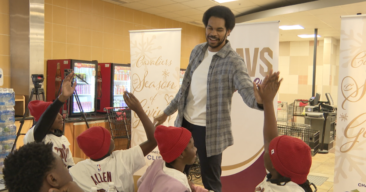 Cavs C Jarrett Allen hosts annual Math + Meals event for Cleveland kids