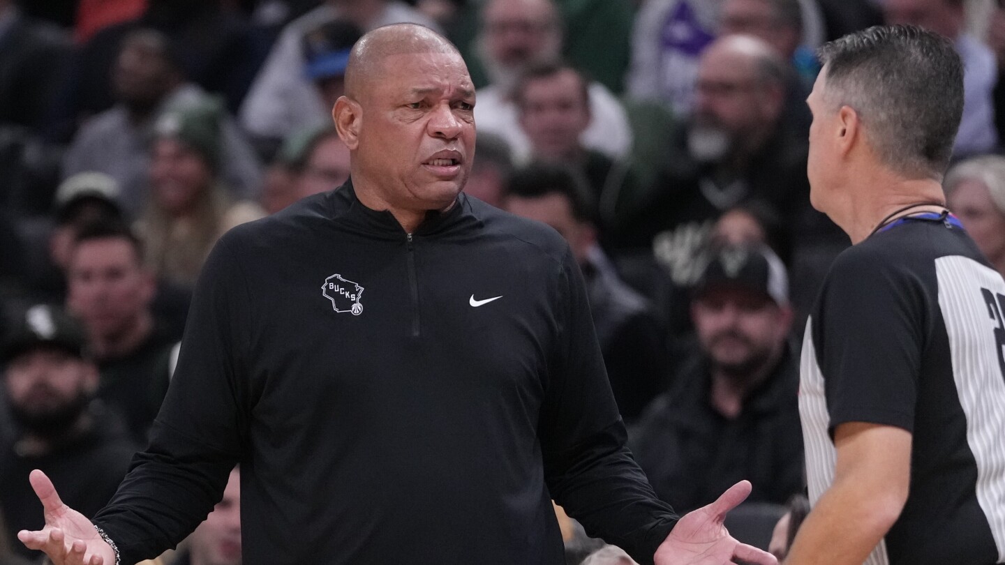 Giannis Antetokounmpo's injury puts more pressure on slumping Bucks