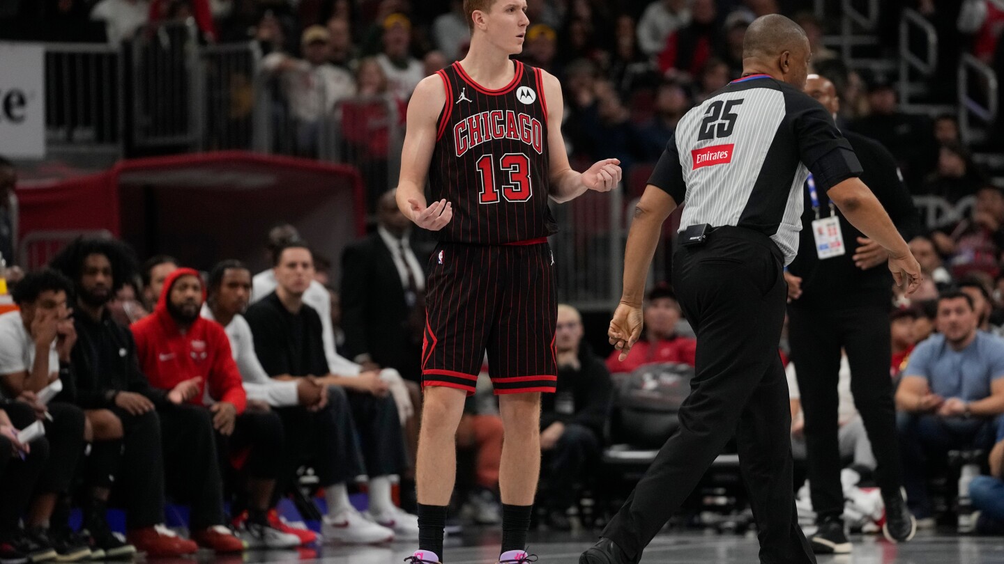 Bulls' Kevin Huerter ejected for tapping ball that hits referee Che Flores in the back