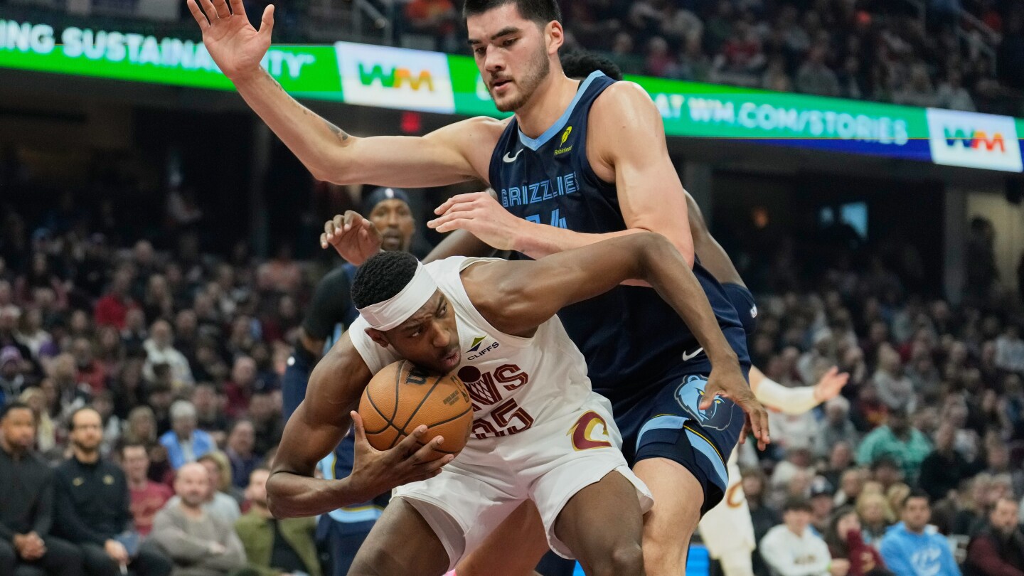 Donovan Mitchell scores 30 as Cavaliers rally over Grizzlies