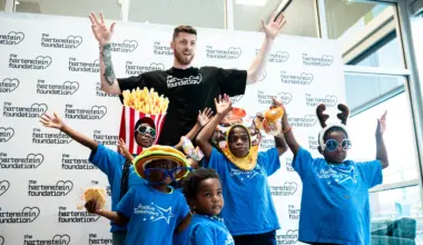 Thunder's Isaiah Hartenstein serves Thanksgiving meals to families