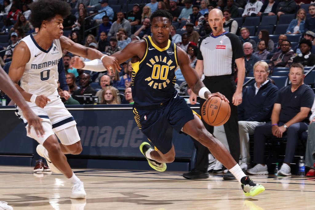 Bennedict Mathurin dribbling the ball for the Indiana Pacers against the Memphis Grizzlies.