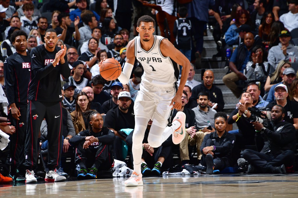 Victor Wembanyama dribbling the ball during a game between the San Antonio Spurs and the Miami Heat.