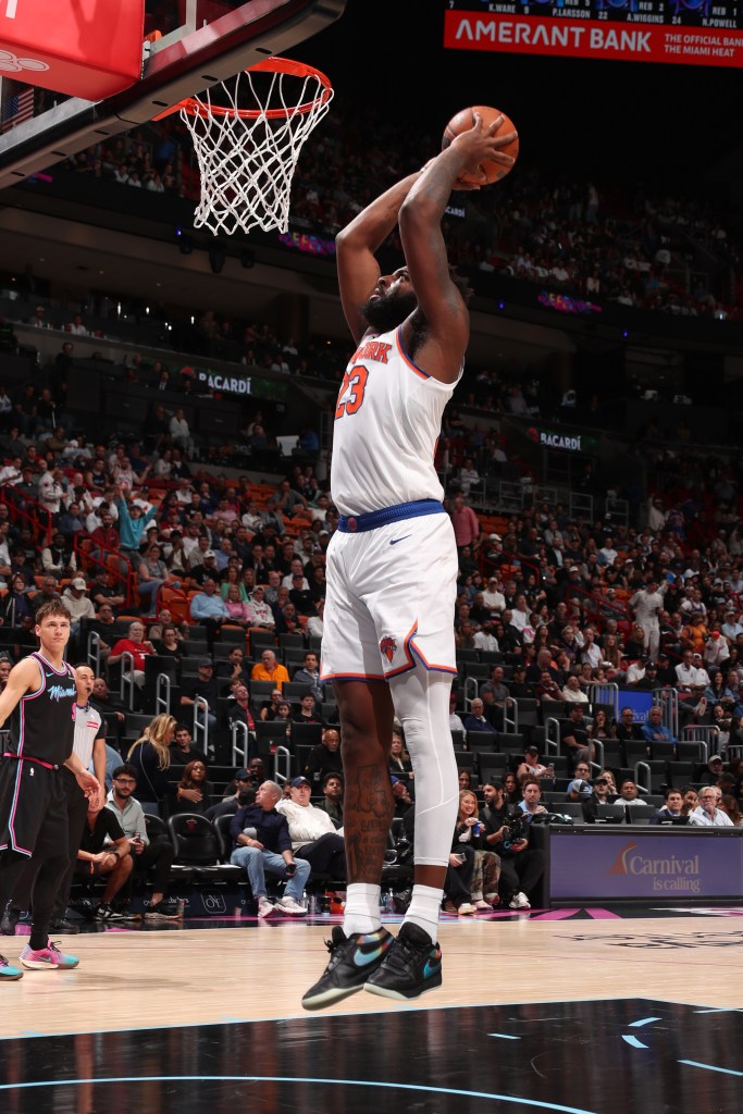 Mitchell Robinson #23 of the New York Knicks drives to the basket.