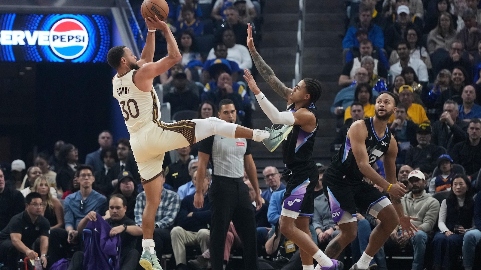 Stephen Curry scores 31 points as Warriors run away from Jazz 134-117