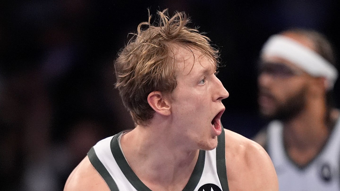 Milwaukee Bucks v New York Knicks