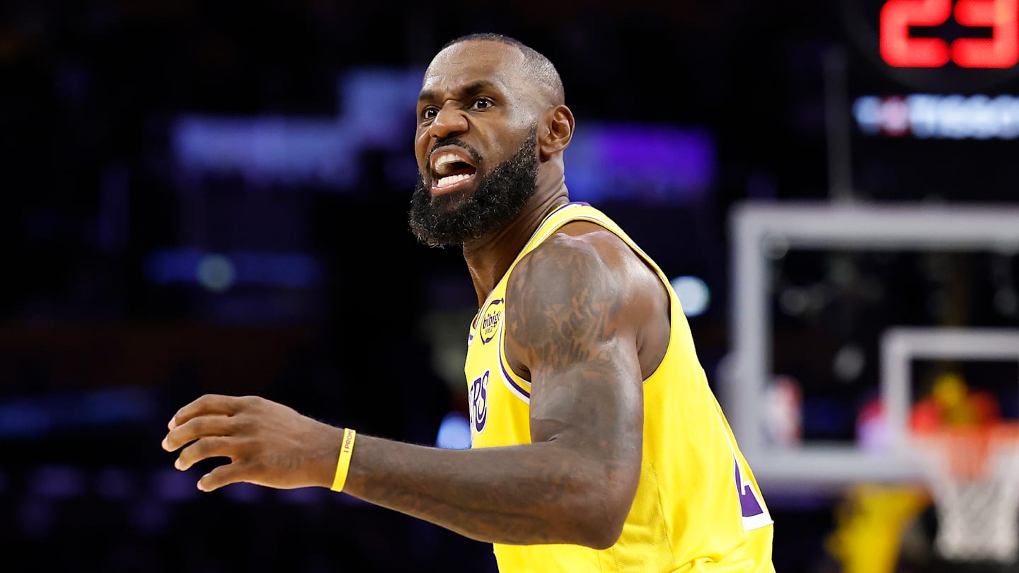 Phoenix Suns v Los Angeles Lakers