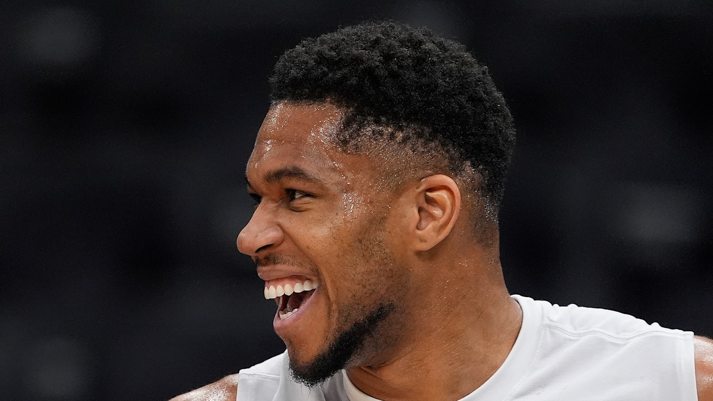 Sacramento Kings v Milwaukee Bucks