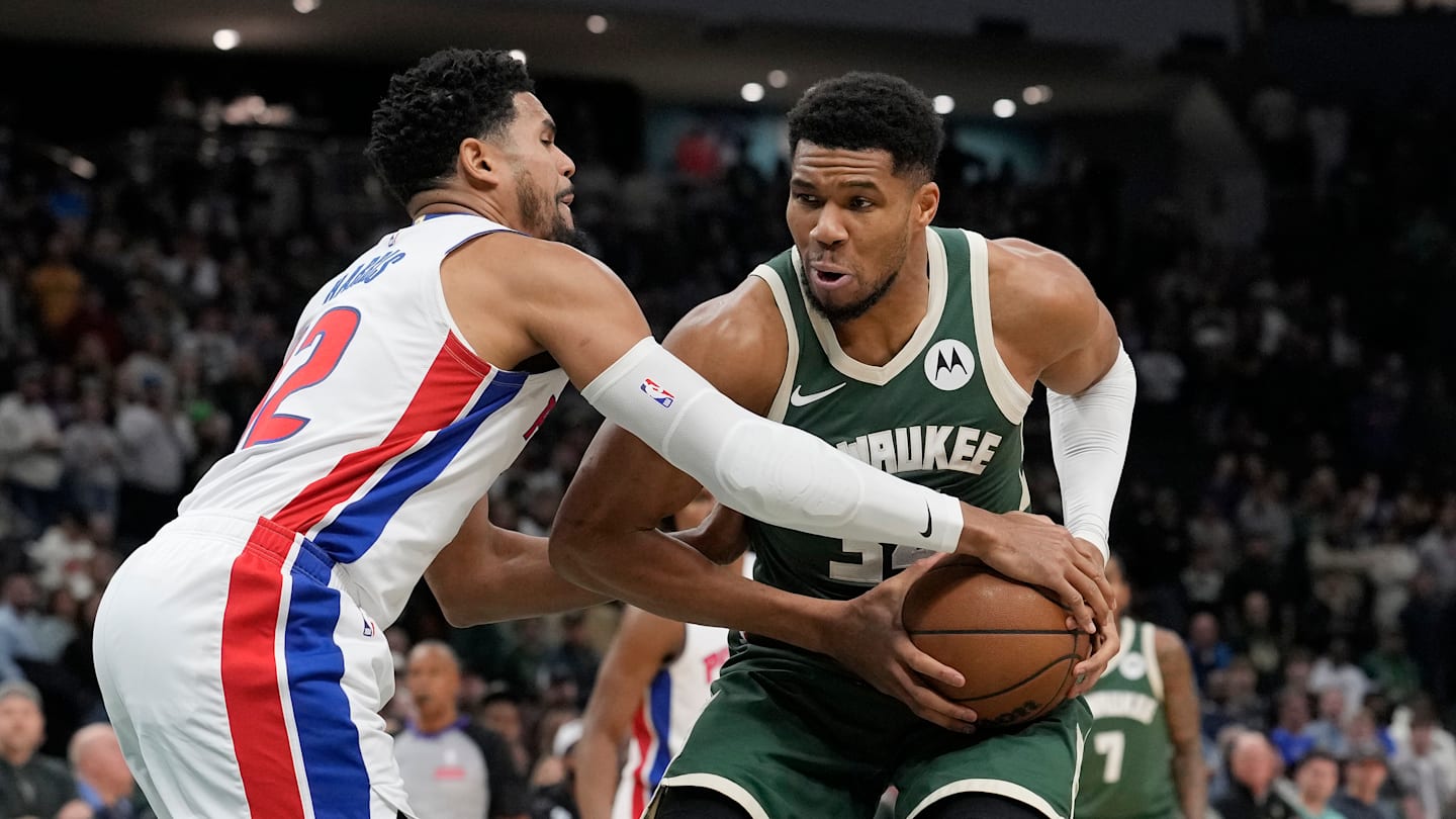 Detroit Pistons v Milwaukee Bucks