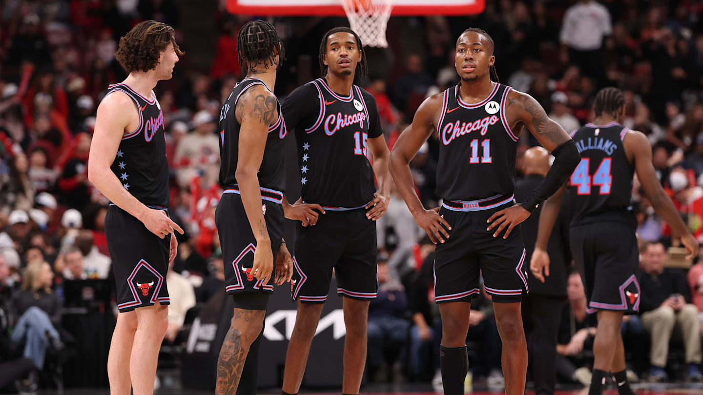 (l to r) Josh Giddey, Dalen Terry, Julian Phillips and Ayo Dosunmu look on during a game between the Brooklyn Nets and Chicago Bulls.