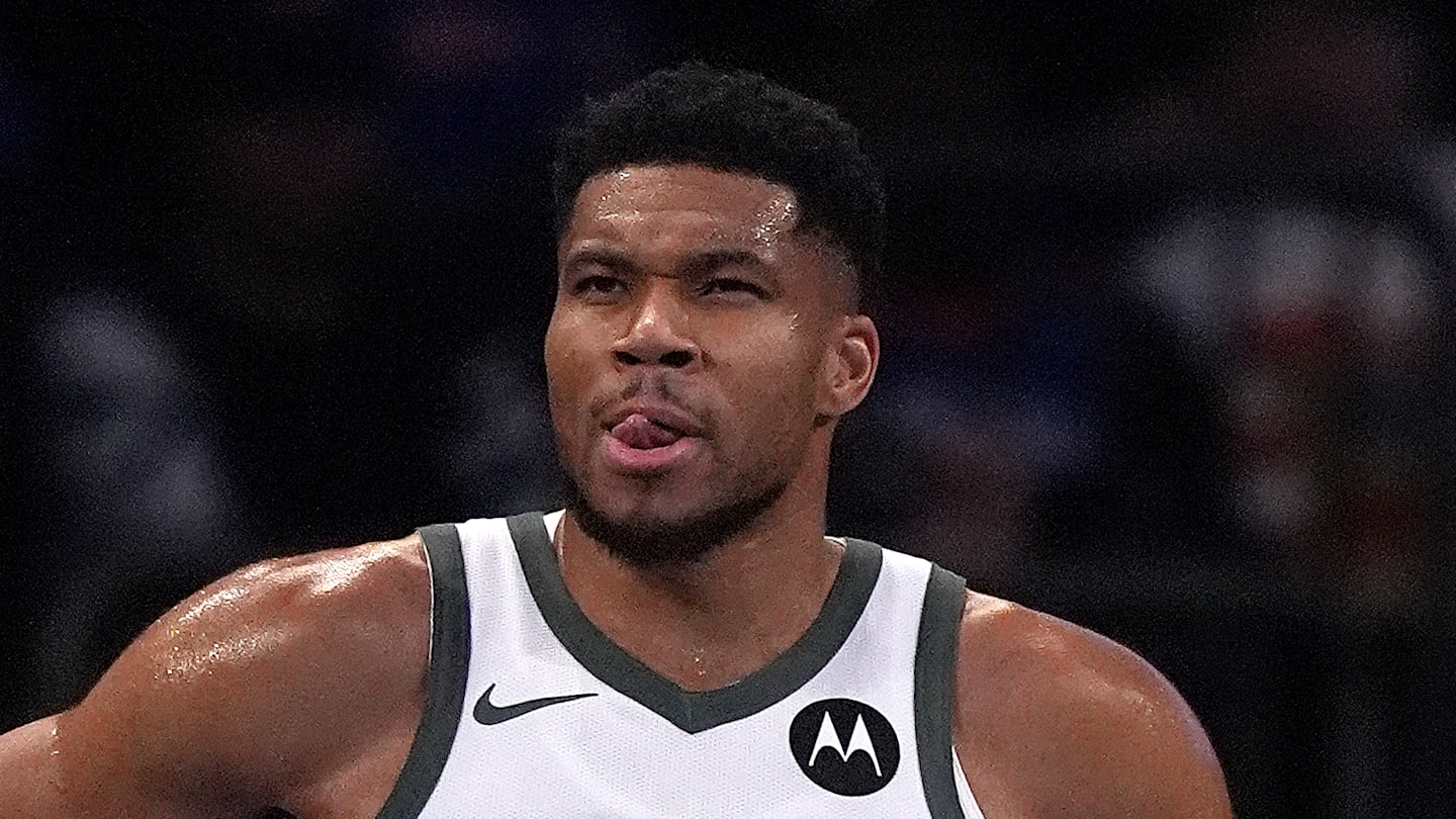 Milwaukee Bucks v New York Knicks