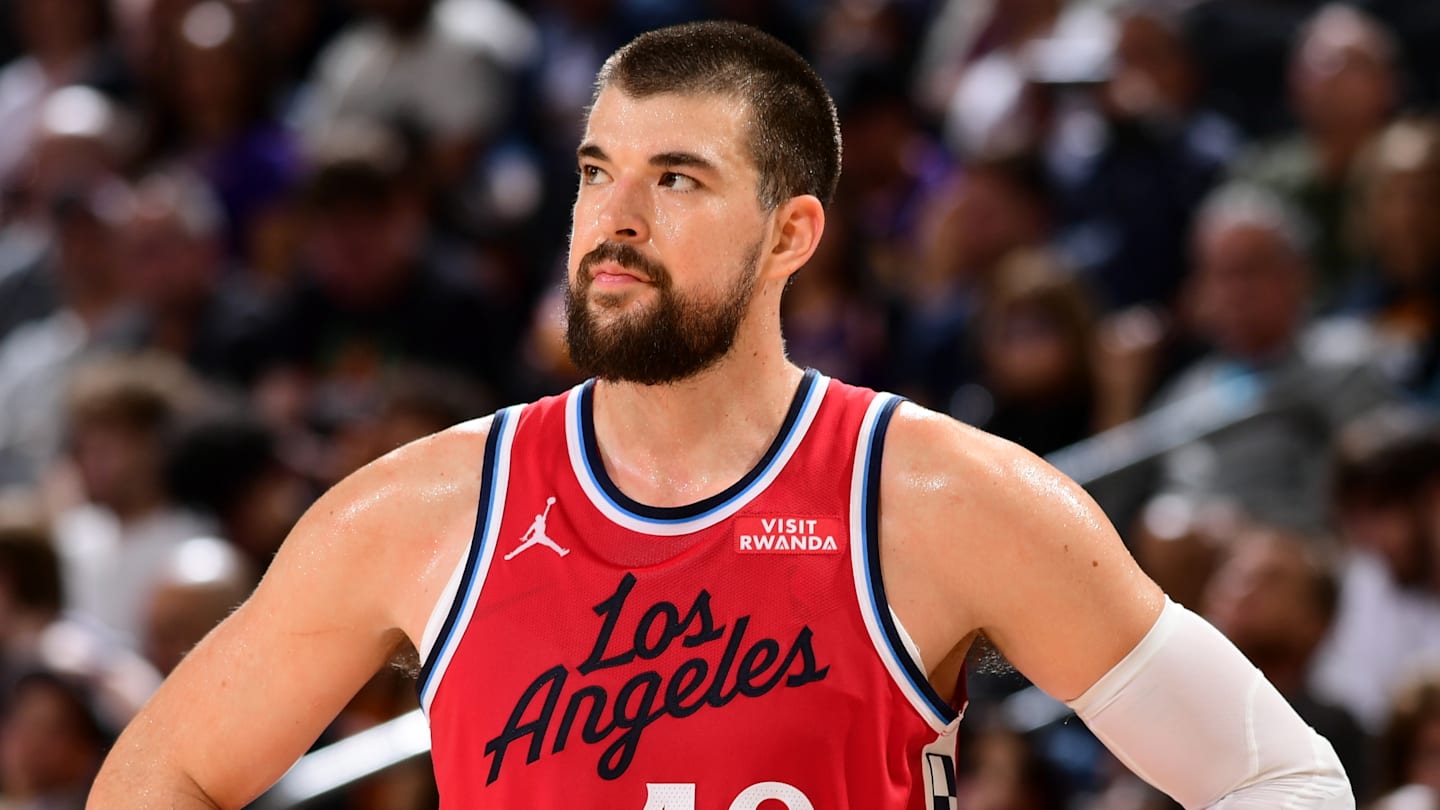 Los Angeles Clippers center Ivica Zubac (40) during a game against the Phoenix Suns.
