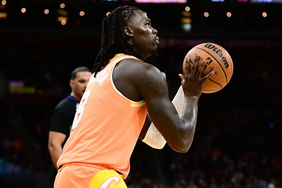 Cleveland Cavaliers forward Chris Livingston (8) shoot against the San Antonio Spurs on Dec. 5, 2025, in Cleveland.