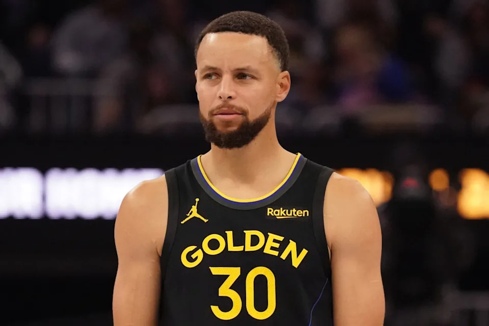 Golden State Warriors guard Stephen Curry (30) looks on during a game.© David Gonzales-Imagn Images