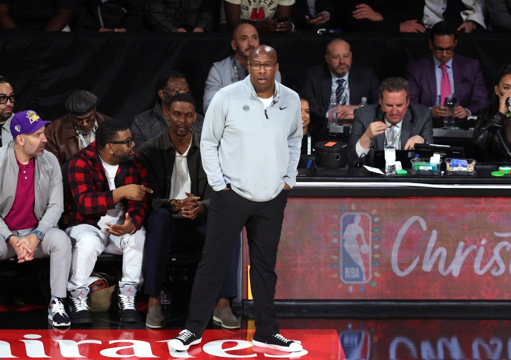 New York Knicks' Mike Brown on the baseline during the fourth quarter.