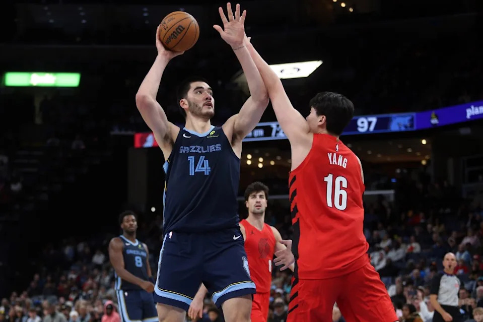 Memphis Grizzlies center Zach Edey (14) shoots as Portland Trail Blazers center Yang Hansen (16) defends during the fourth quarter at FedExForum. Petre Thomas-Imagn Images