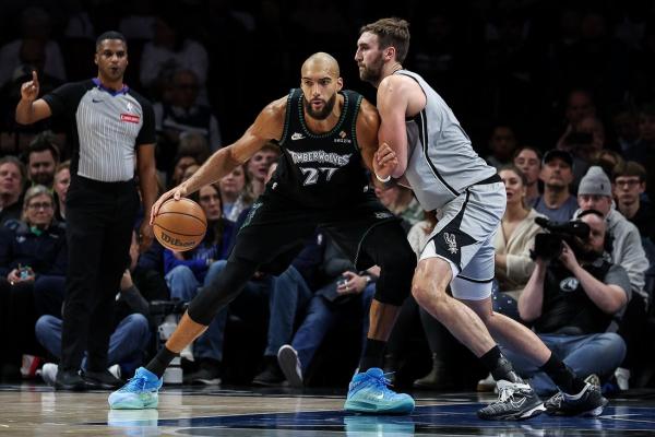 Timberwolves ride big fourth quarter to down Spurs