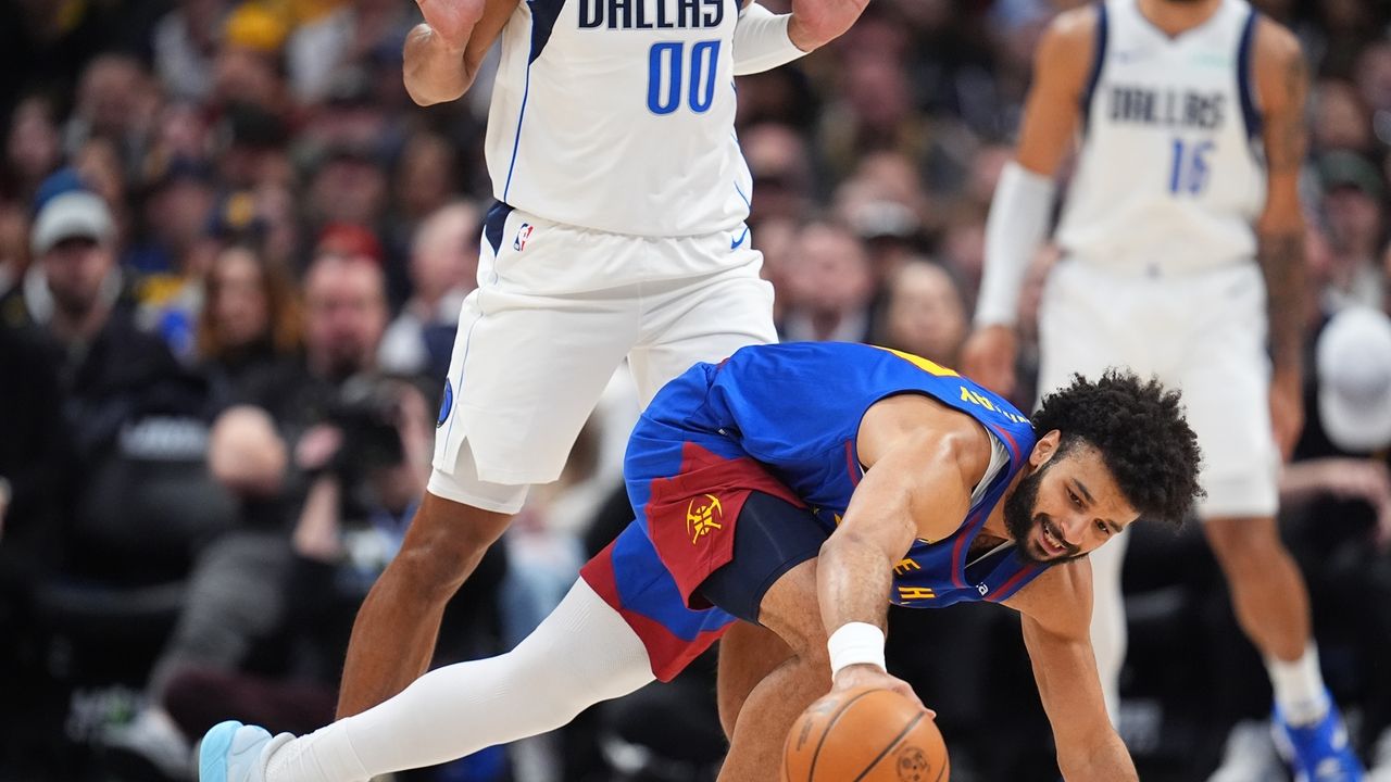 Nuggets' Murray sprains right ankle in 131-121 loss to Mavericks