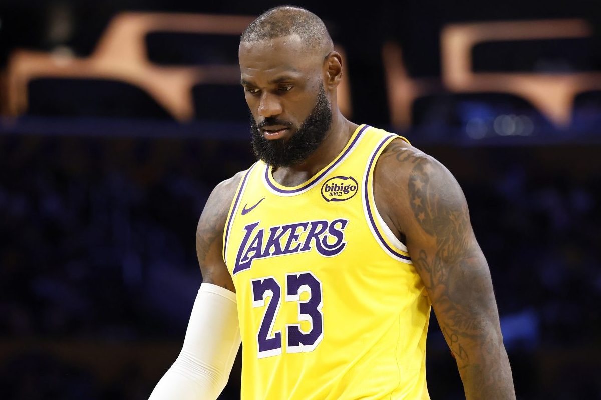 LeBron James Accused of 'Stat-Padding' in Lakers Loss to Suns