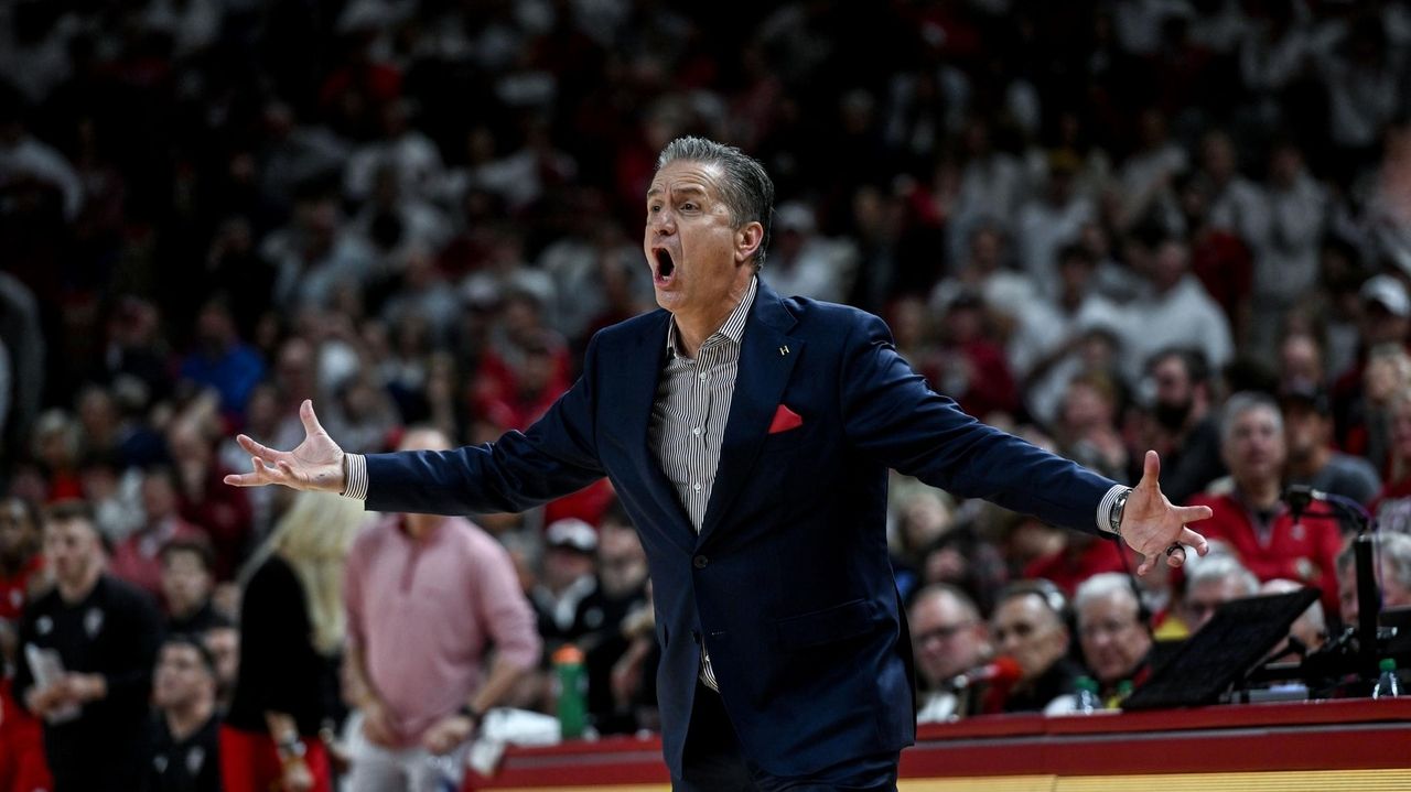 Calipari picks up his 20th win over Louisville, this time with Arkansas