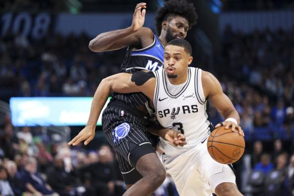 De’Aaron Fox nets 31 as Spurs survive late Magic rally