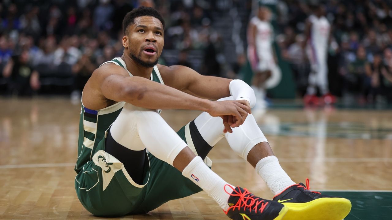 Antetokounmpo undergoes MRI after leaving Bucks' game with Pistons due to right calf strain