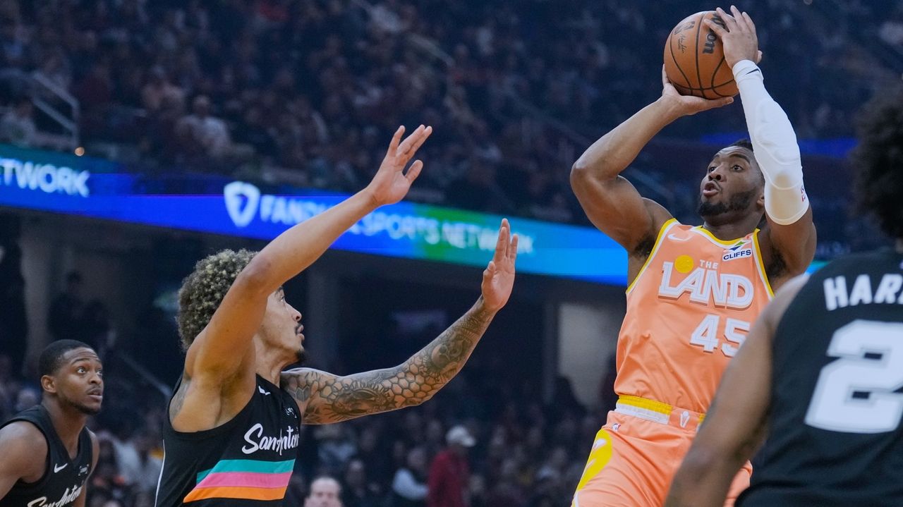 Donovan Mitchell scores 28 points, Cavaliers beat Spurs 130-117