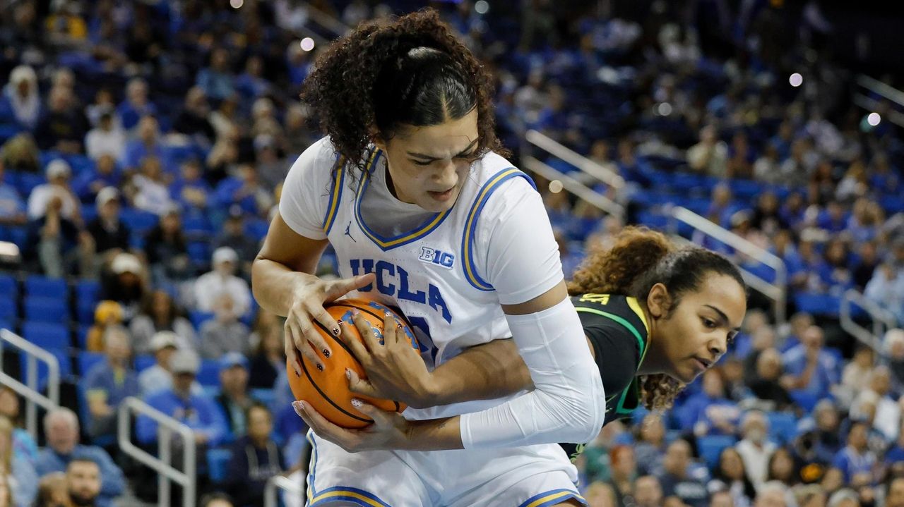 Lauren Betts leads No. 4 UCLA to 80-59 rout of Oregon in Big Ten opener