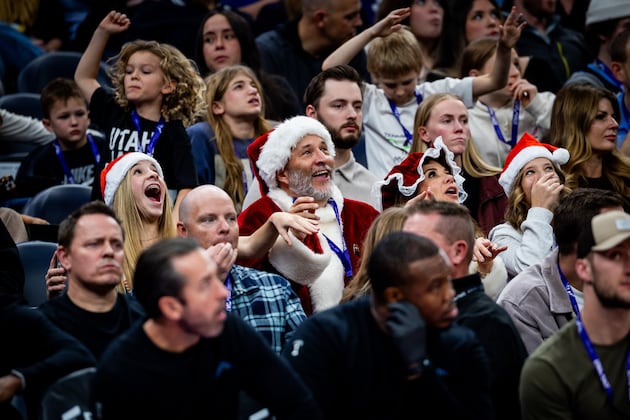 A fog machine with a mind of its own, a broken clock and a Jazz blowout loss to the Thunder – Deseret News