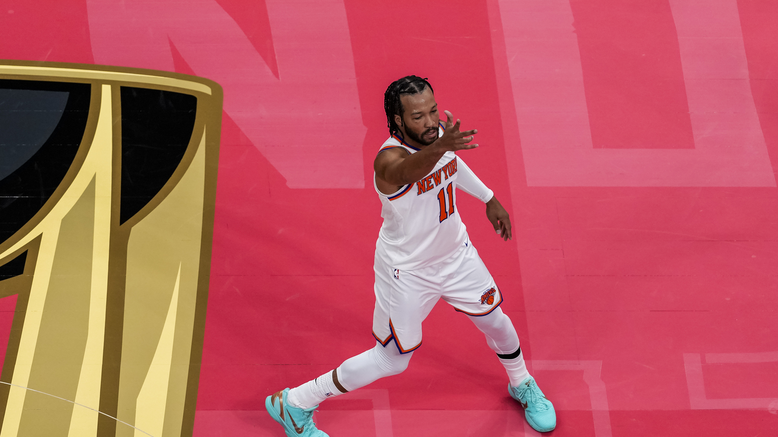 Jalen Brunson has an incident with heckler during NBA Cup quarterfinal