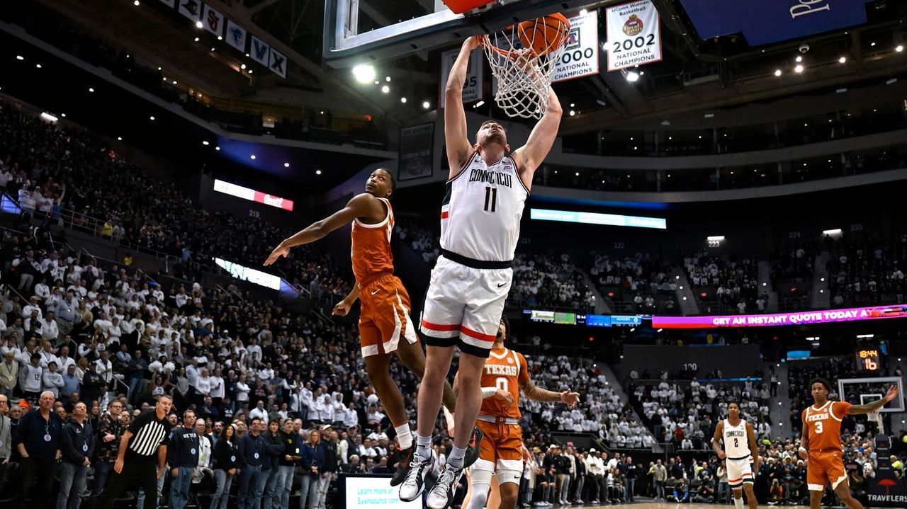Karaban and Reed lift No. 5 UConn to 71-63 win over Texas in Huskies' final nonconference game