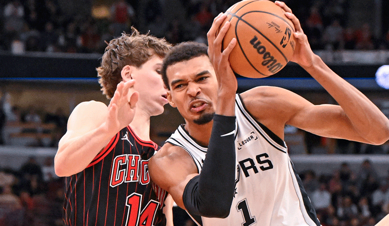 San Antonio Spurs forward Victor Wembanyama (1) drives to the basket against Chicago Bulls forward Matas Buzelis (14) and guard Kevin Huerter (13) during the second half at the United Center.