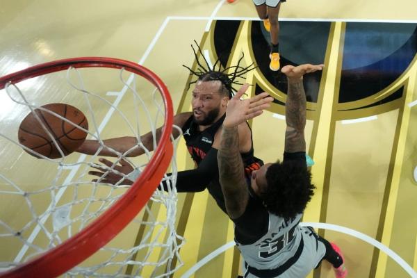 Knicks ride 4th-quarter surge past Spurs to win NBA Cup