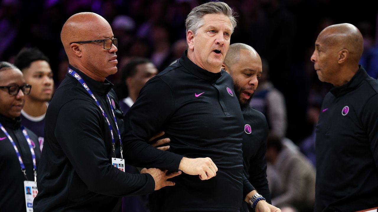 Timberwolves coach fined $35K for spat with officials in win over Thunder