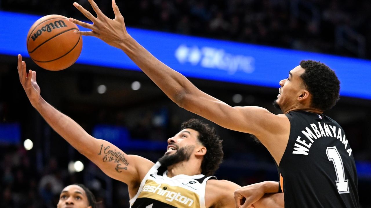 Fox scores 27, leads Spurs to 124-113 win over Wizards