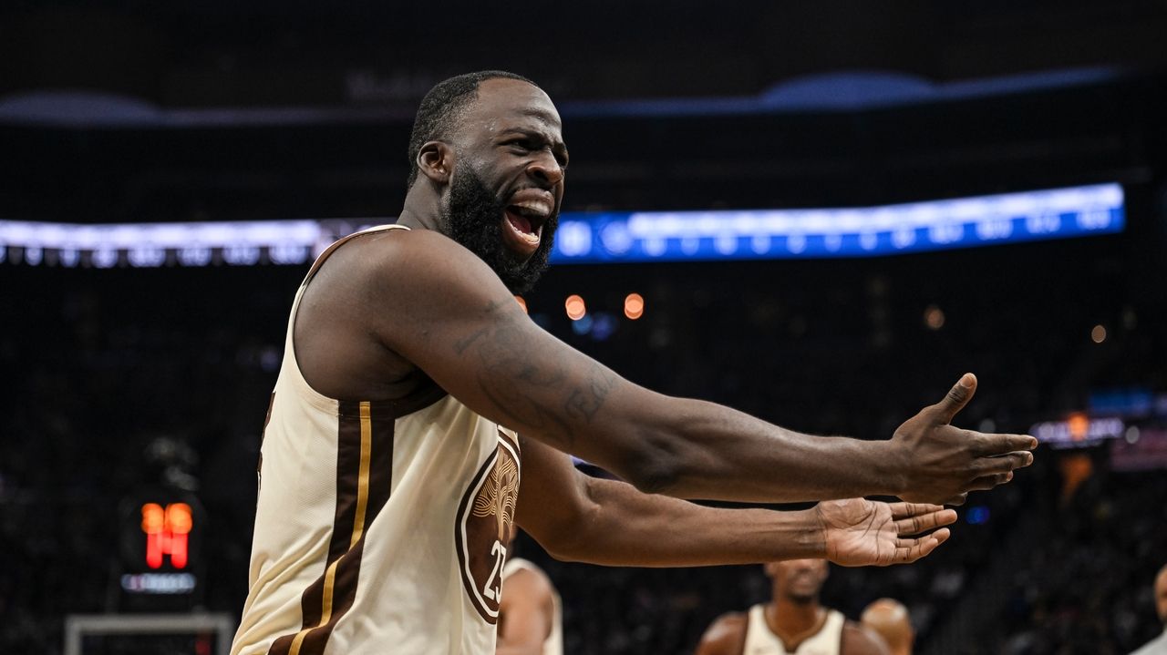 Draymond Green, Steve Kerr have heated exchange in huddle during timeout before Green leaves court