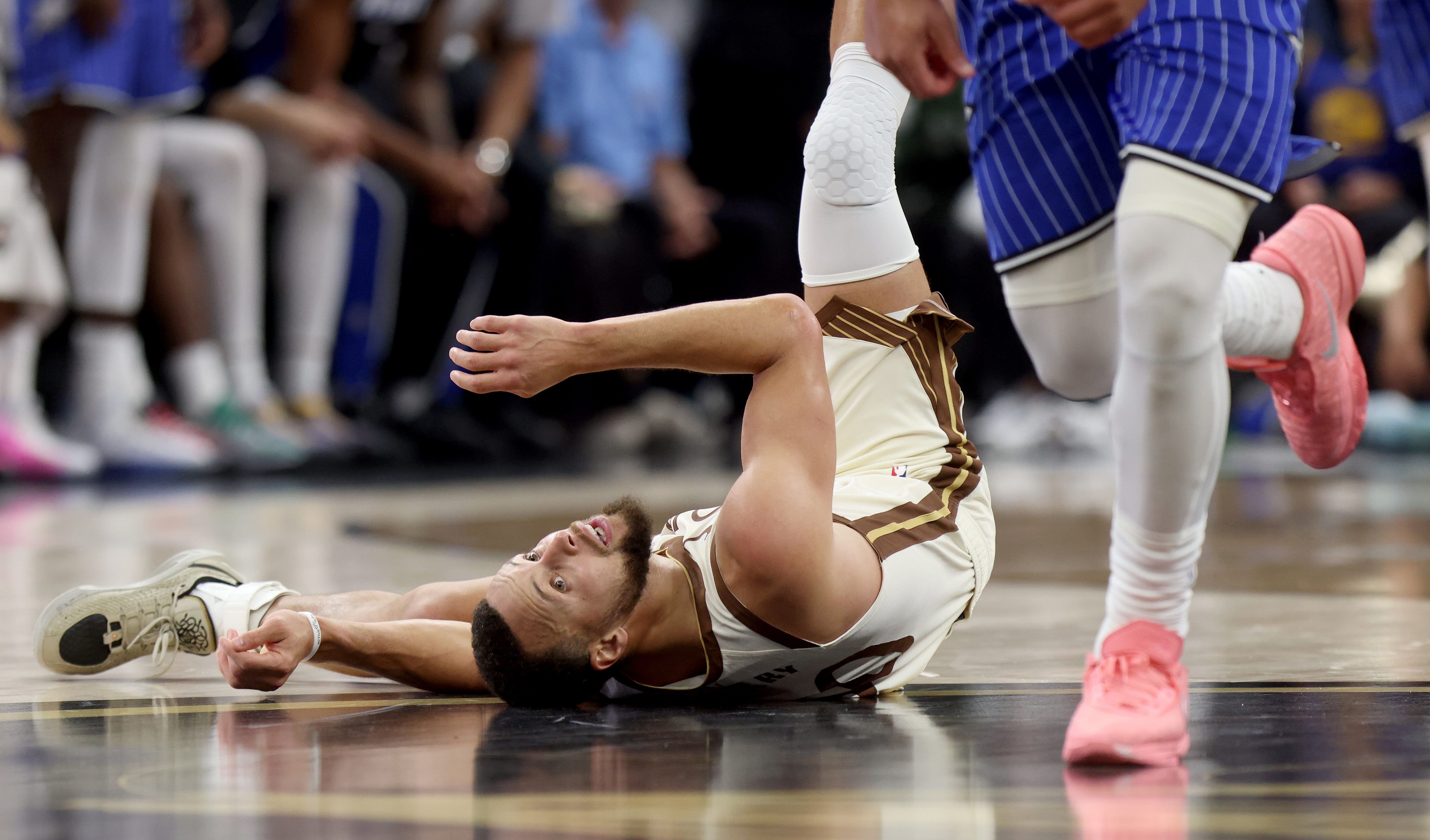 Golden State Warriors’ Stephen Curry #30 tumbles on the court...