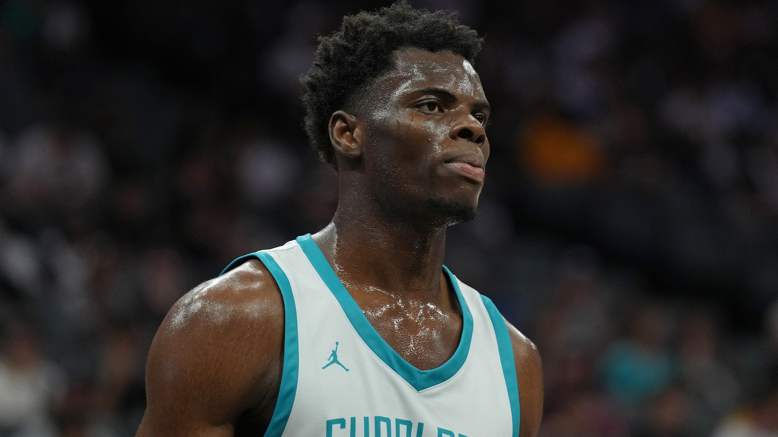 James Nnaji playing for the Hornets in NBA Summer League