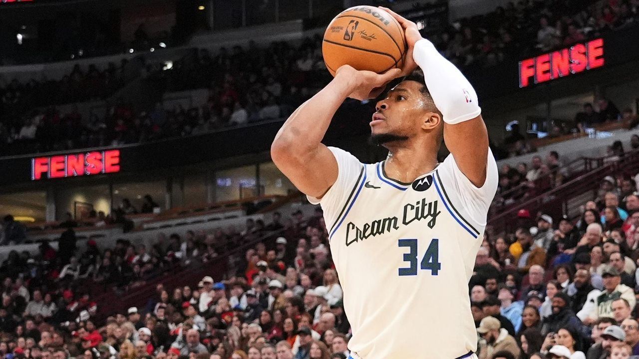 Antetokounmpo scores 29 points in his return as Bucks snap Bulls' 5-game winning streak