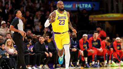 “Still got flight” - LeBron James’ unbelievable dunk skill against Sacramento Kings sends fans into frenzy