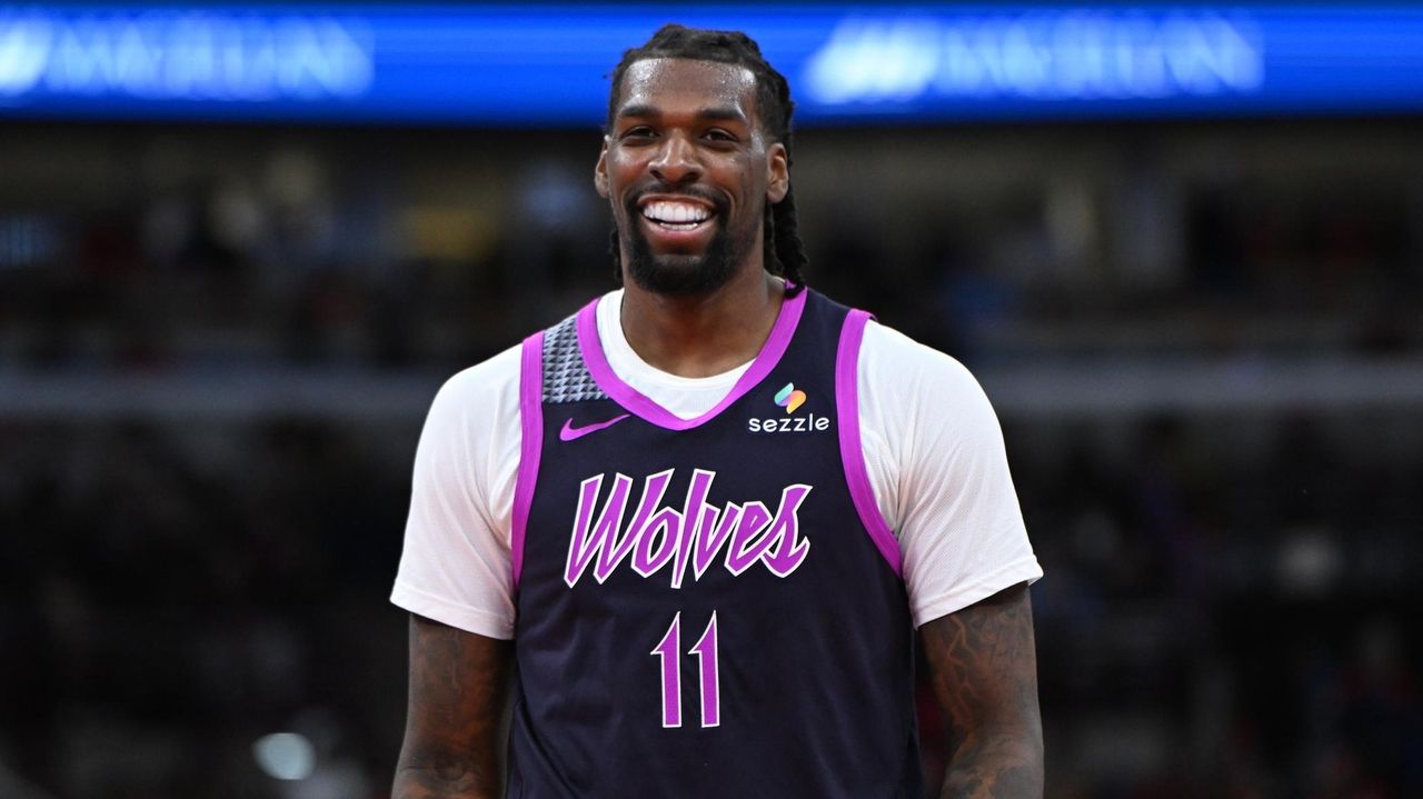 Reid scores 33 points, T-Wolves rout Bulls 136-101 after Chicago loses White, Giddey to injuries