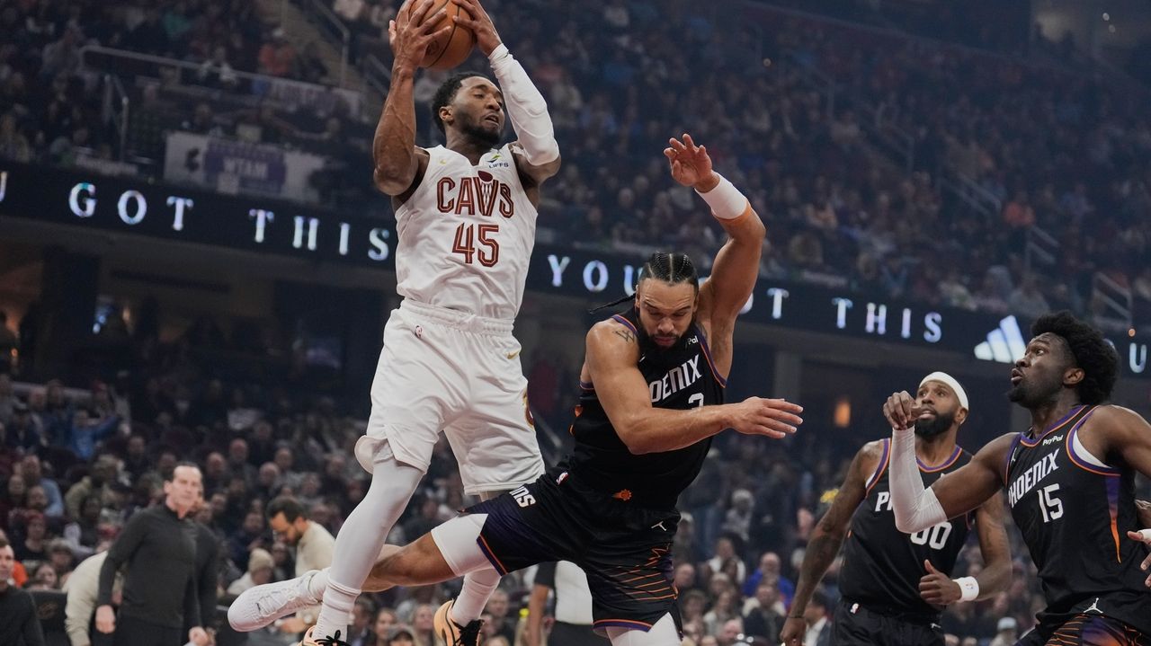 Donovan Mitchell scores 34 points to propel Cavaliers to 129-113 victory over Suns