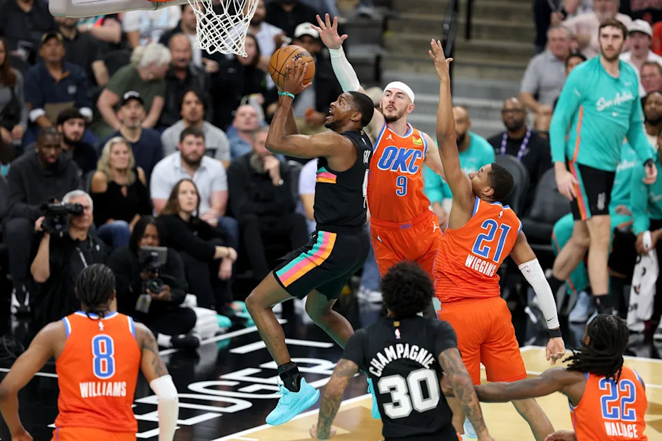 SAN ANTONIO, TEXAS - DECEMBER 23: De'Aaron Fox #4 of the San Antonio Spurs shoots a contested layup against Aaron Wiggins #21 of the Oklahoma City Thunder during the first quarter of the game at Frost Bank Center on December 23, 2025 in San Antonio, Texas. (Photo by Kenneth Richmond/Getty Images)