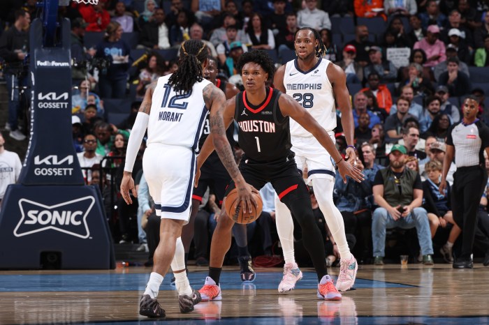 Amen Thompson plays defense against Ja Morant