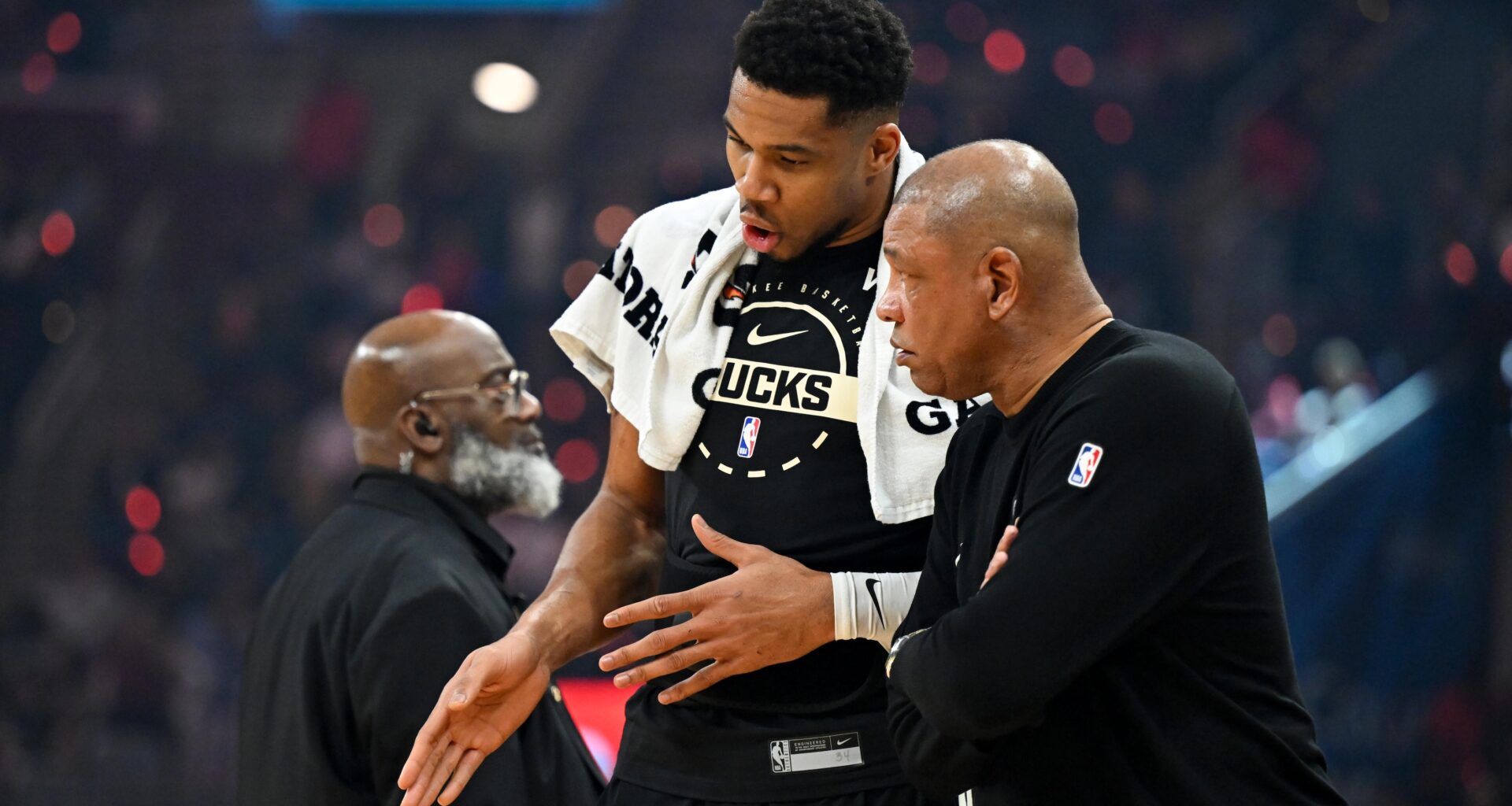 What is Extent of Giannis' Injury After Exiting Bucks vs. Pistons amid Trade Rumors?
