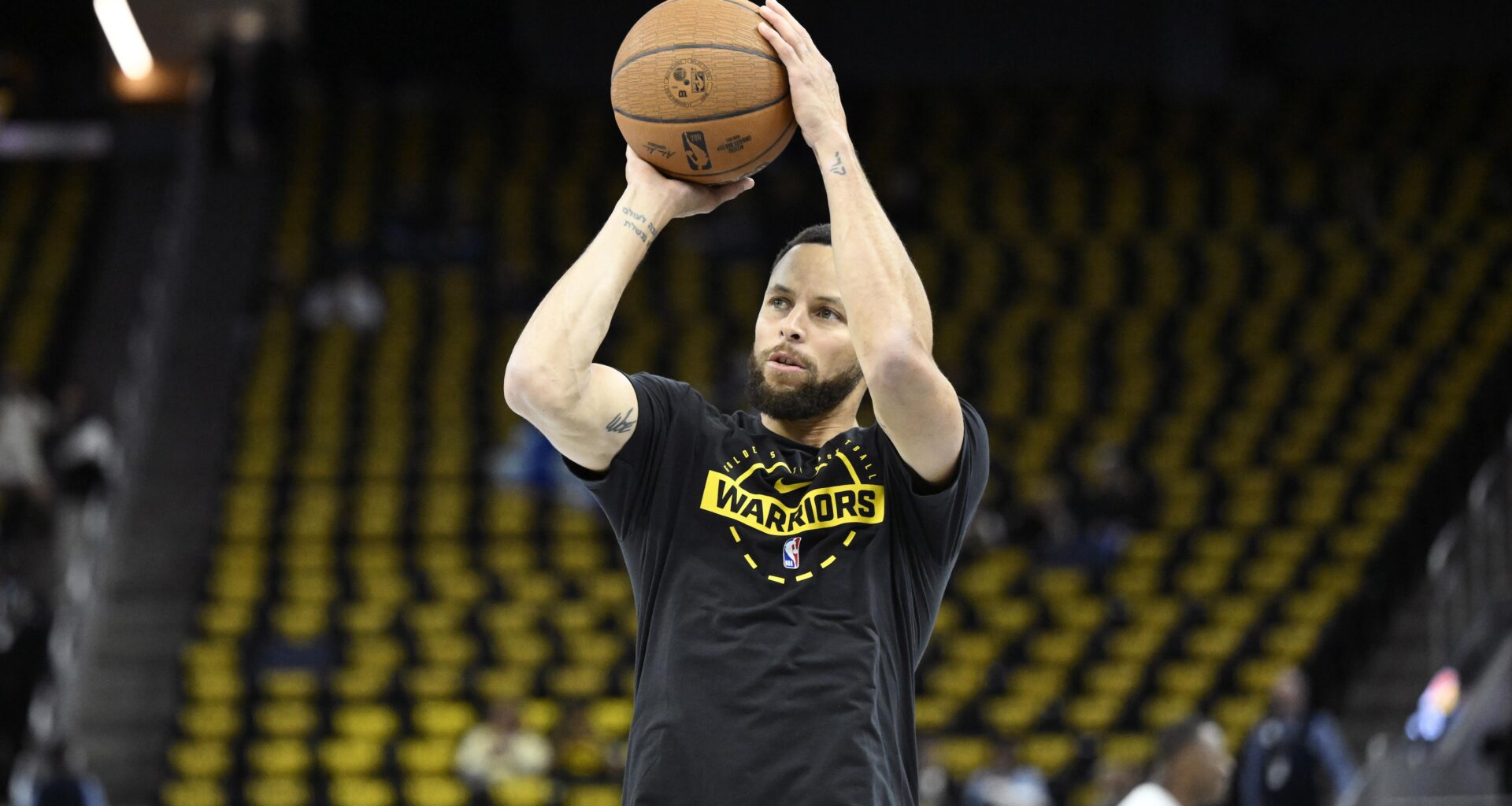 Kevin Garnett Reacts to Steph Curry Wearing His Nike Shoes Before Warriors vs. Wolves