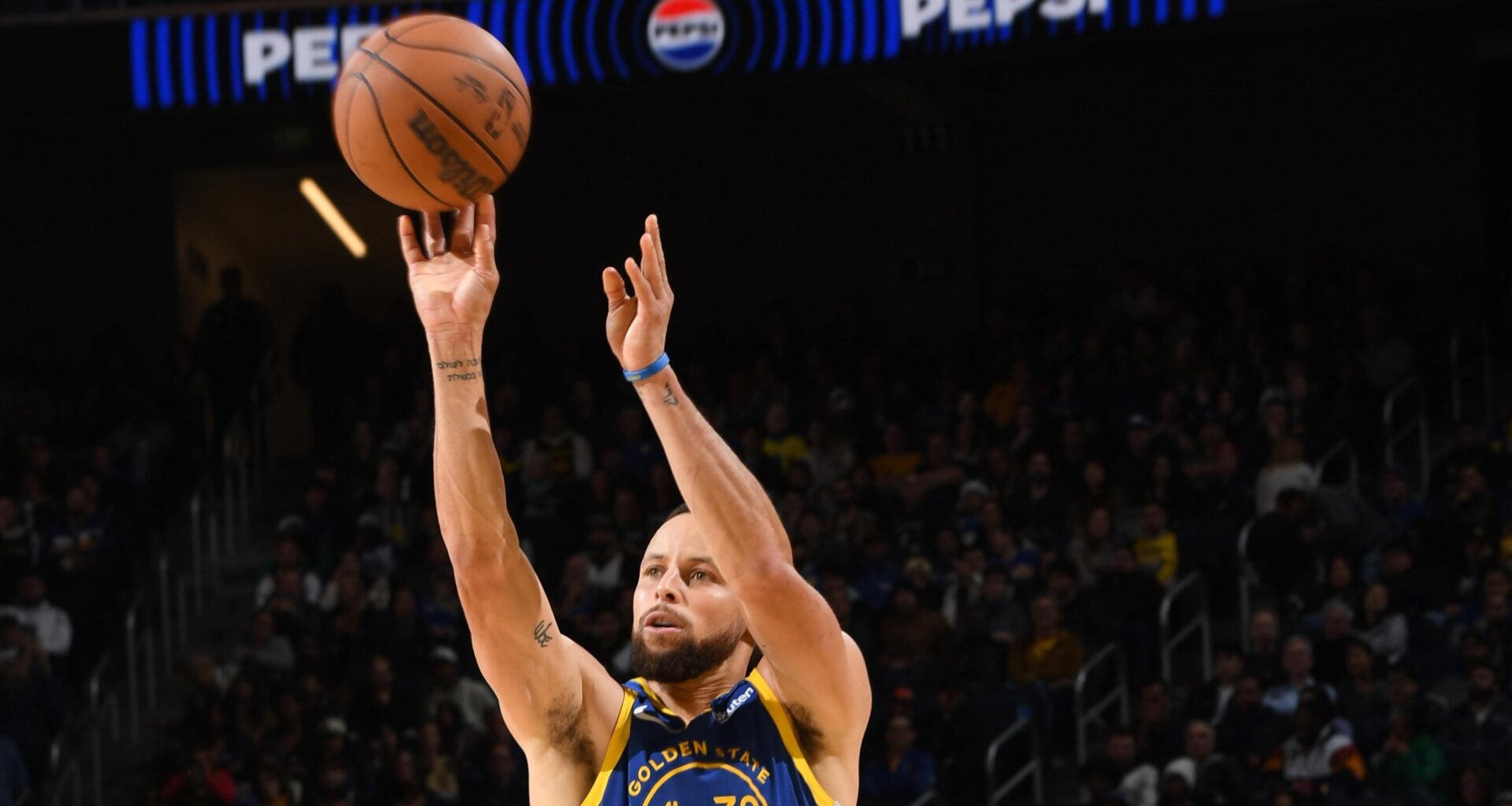 Warriors' Stephen Curry Makes NBA History vs. T-Wolves, Breaks Michael Jordan's Record