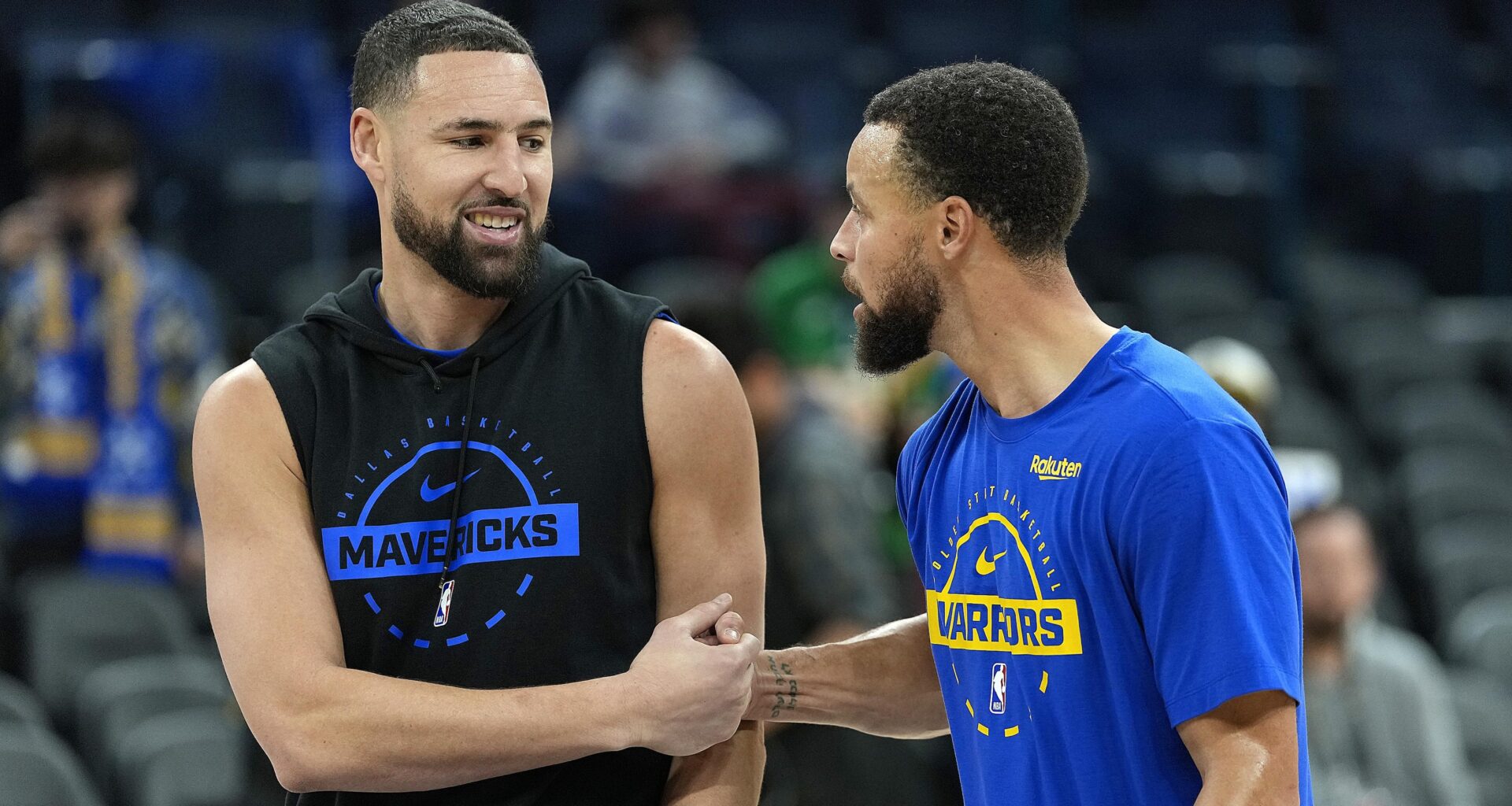 Klay Thompson Reacts to Steph Curry Wearing His Signature Shoes for Warriors vs. Mavs