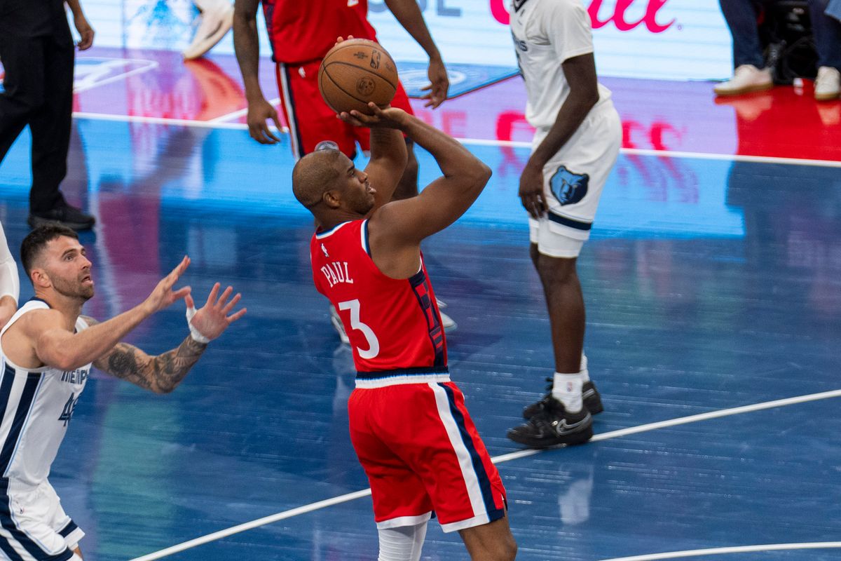 Los Angeles Clippers guard Chris Paul (3) makes a mid range jumper during an NBA basketball game against the Memphis Grizzlies, Friday November 28th, 2025 in Los Angeles, California.