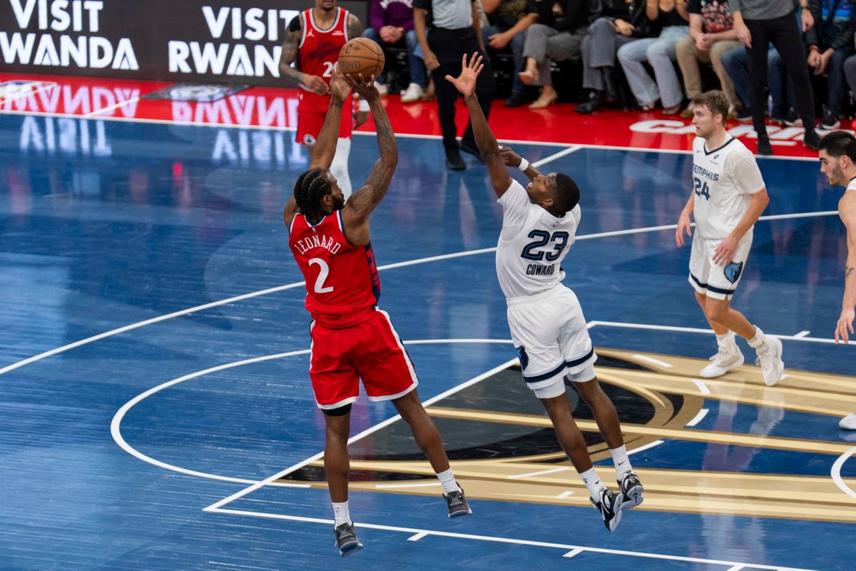 Los Angeles Clippers forward Kawhi Leonard (2) makes a fadeaway jumper during an NBA basketball game against the Memphis Grizzlies, Friday November 28th, 2025 in Los Angeles, California.